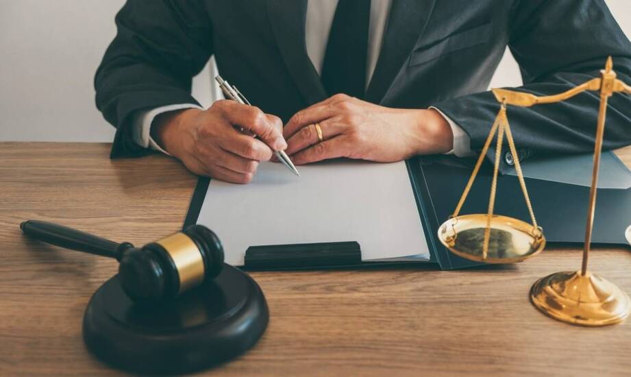 Rola obrońcy w postępowaniu karnym – kluczowe aspekty i obowiązki