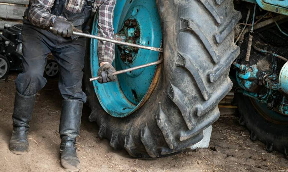 Jak często powinno się wykonywać serwis opon rolniczych?