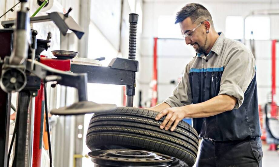 Serwisowanie opon przemysłowych – jakie usługi pomagają w zachowaniu sprawności