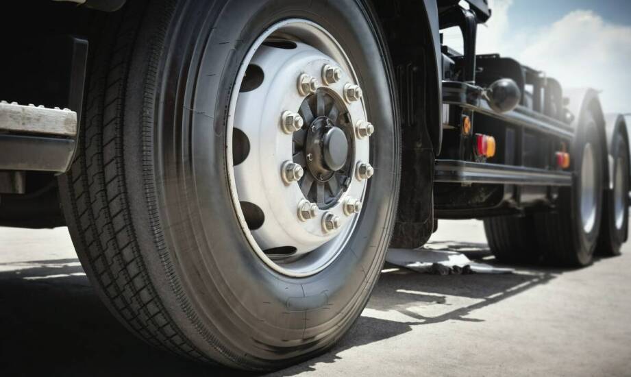 Jakie właściwości napędowych opon ciężarowych Apollo wpływają na efektywność?