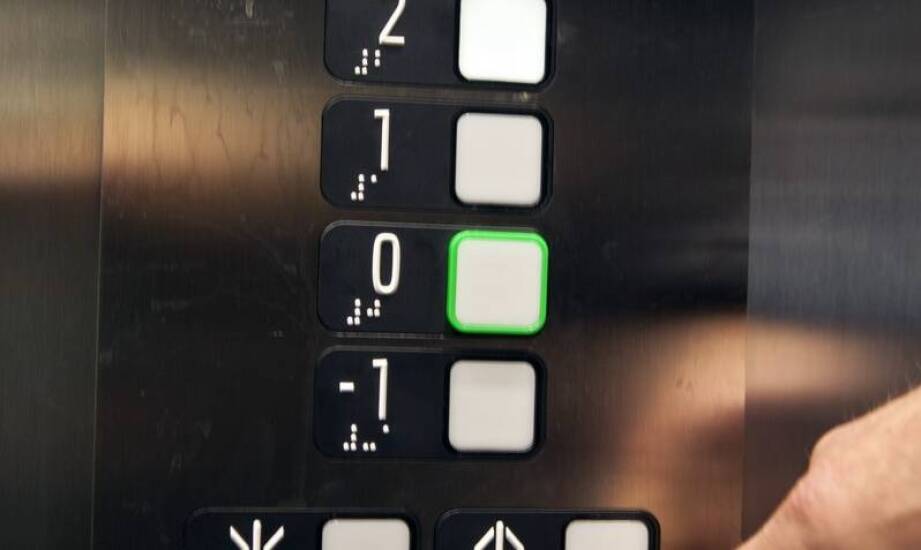 Jak działają windy towarowe i gdzie znajdują zastosowanie w różnych branżach