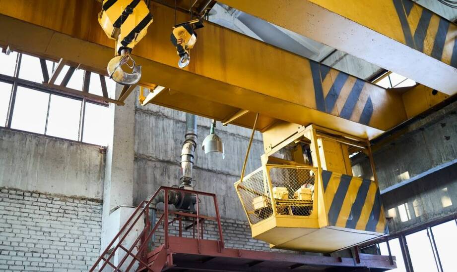 Żurawie warsztatowe – zastosowania, budowa i najważniejsze parametry techniczne