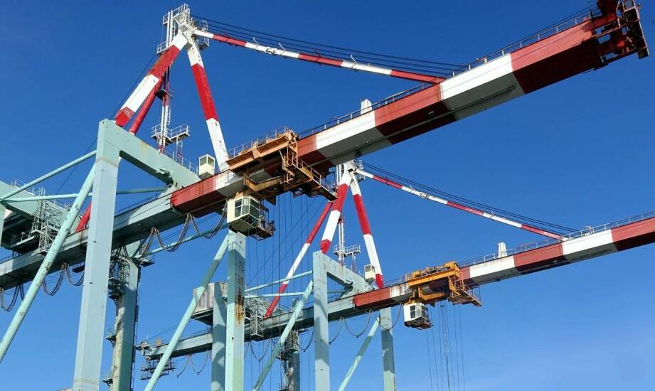 Najważniejsze kryteria wyboru dźwigu towarowego do firmy i magazynu