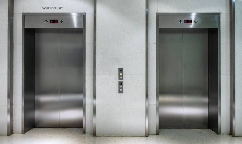 Jak wybrać windę osobową – kluczowe aspekty techniczne i użytkowe