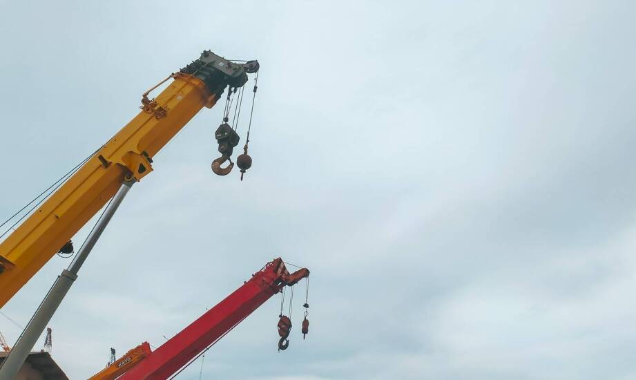 Możliwości zastosowania żurawi przenośnych w różnych gałęziach przemysłu