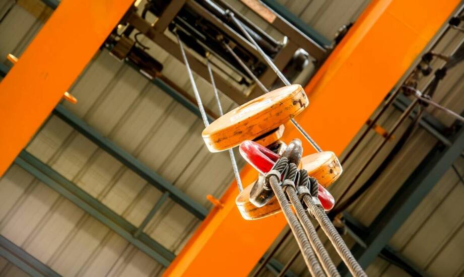 Podnośniki – zastosowania w budownictwie, magazynowaniu i transporcie