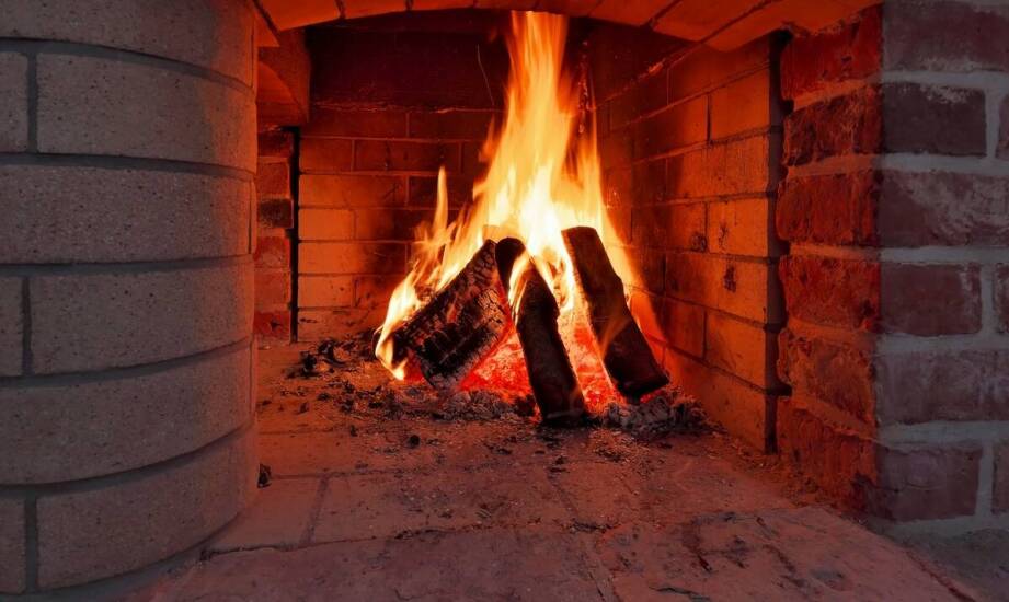 Budowa kominka w domu – najważniejsze informacje, koszty i etapy realizacji