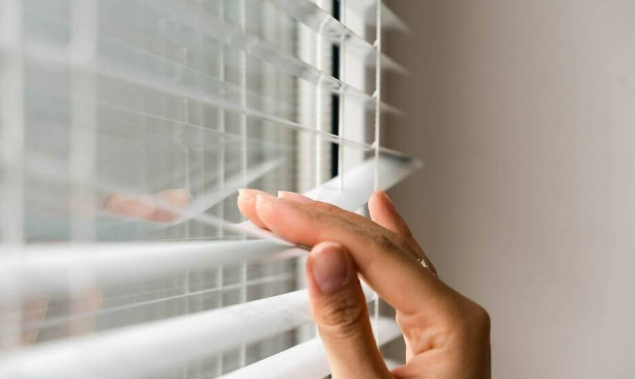Żaluzje okienne – rodzaje, funkcje i korzyści z zastosowania w domu