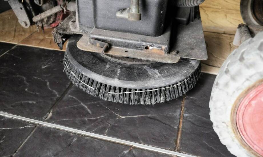 Jak skutecznie dbać o czystość posadzek dzięki myciu maszynowemu