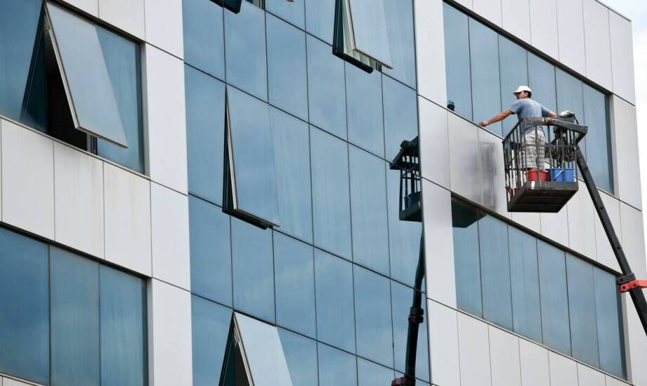 Mycie elewacji – jak przebiega proces i jakie korzyści przynosi budynkom