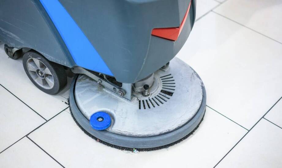 Zalety mycia maszynowego posadzek – efektywność i bezpieczeństwo powierzchni