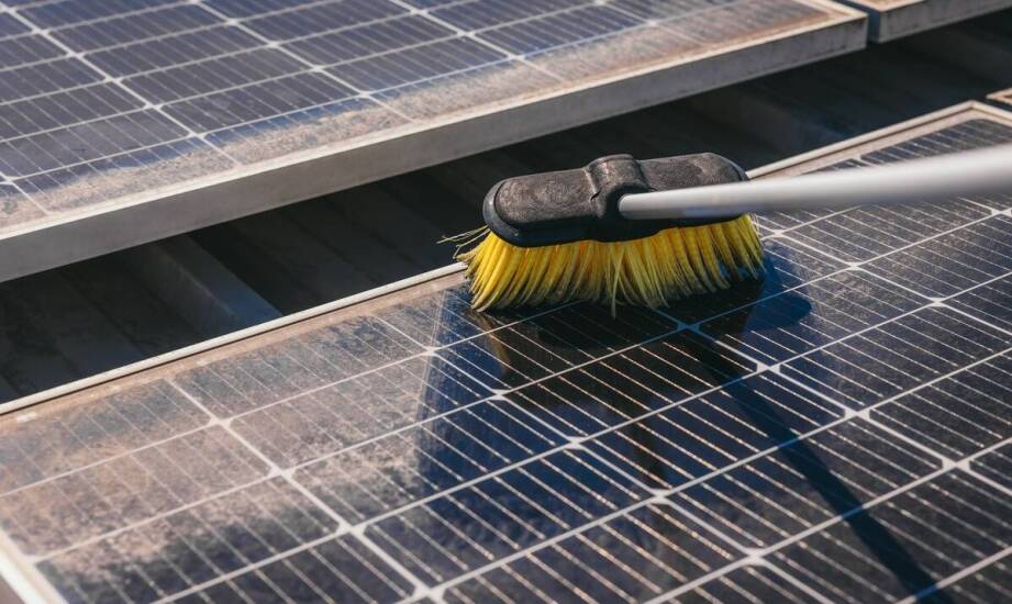 Jak często czyścić panele fotowoltaiczne i jakie metody gwarantują skuteczność