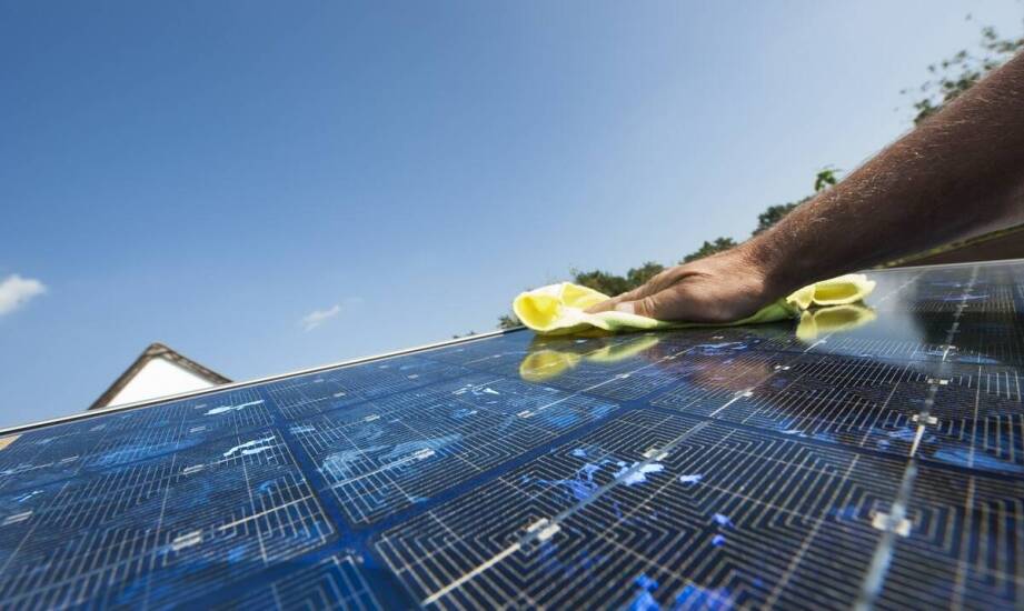Czy regularne mycie paneli fotowoltaicznych wpływa na ich trwałość i wydajność