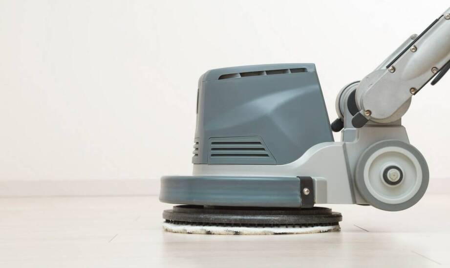 Mycie maszynowe posadzek – jakie powierzchnie nadają się do tej metody?