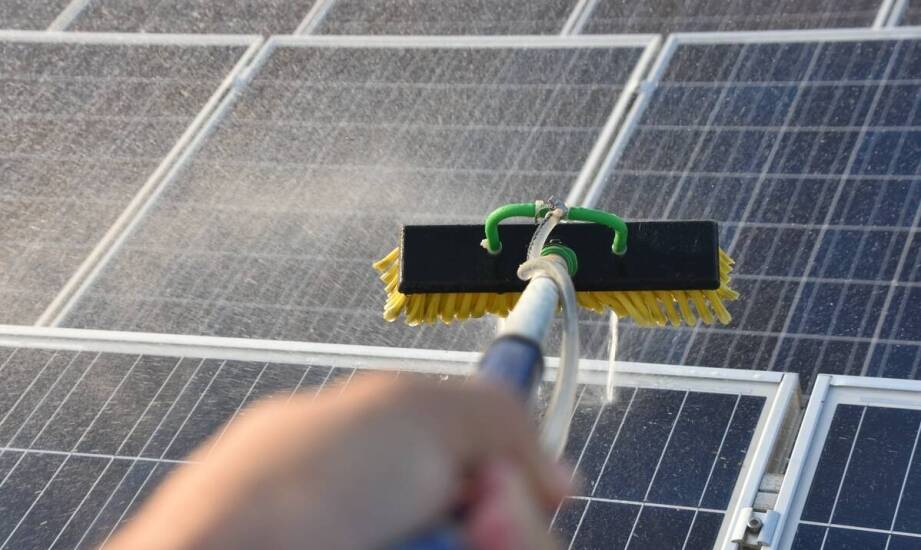 Jak bezpiecznie usuwać zabrudzenia z paneli słonecznych i zachować ich wydajność