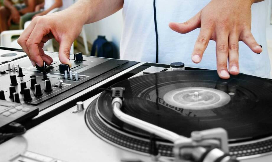 DJ Tomasz Wygoda – jak muzyka zmienia imprezy i kreuje wyjątkowy nastrój