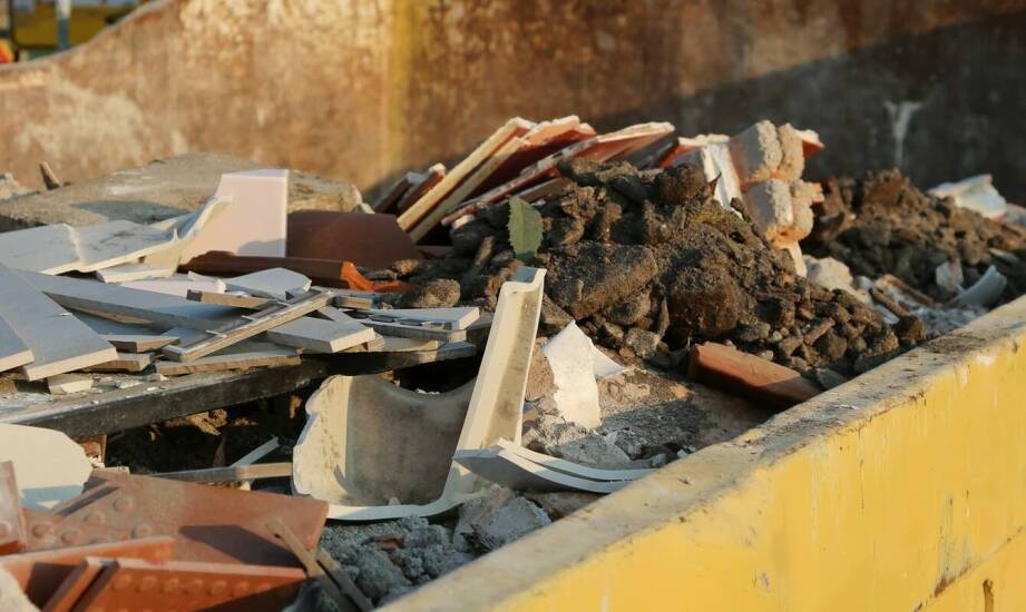 Odpady budowlane – praktyczne informacje o wywozie i segregacji materiałów