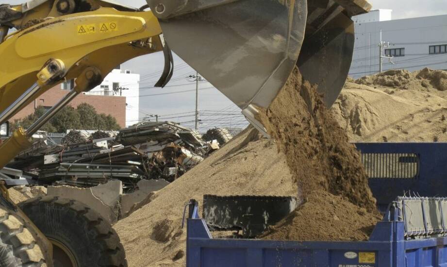 Piasek na placu budowy – jak przebiega wywóz i logistyka materiałów