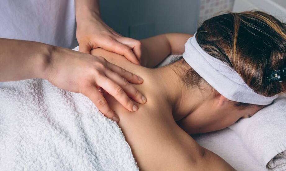 Masaż liftingujący twarzy – jak poprawić elastyczność i odmłodzić cerę