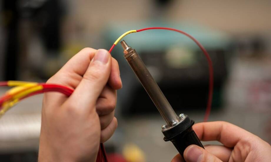 Na czym polegają próby napięciowe kabli i kiedy są stosowane?