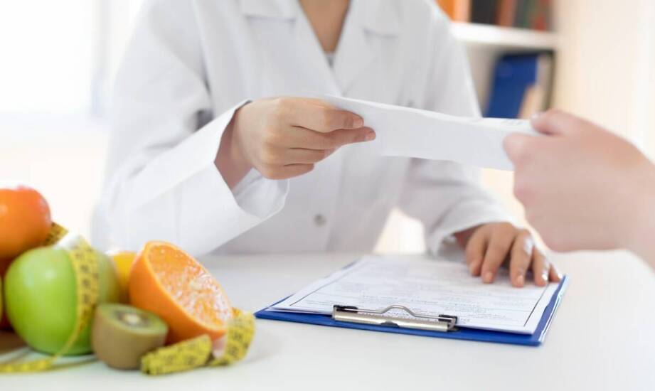 Czym zajmuje się dietetyk kliniczny i jakie korzyści niesie współpraca z nim