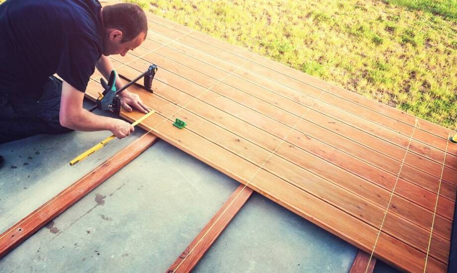 Krok po kroku: jak przebiega układanie płyt tarasowych na różnych podłożach
