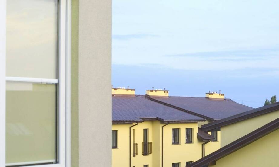 Hydroizolacja balkonów i tarasów oraz ocieplenie domu – kluczowe etapy budowy