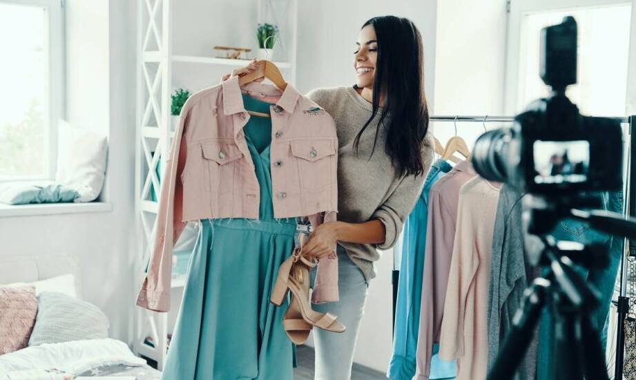 Jak łączyć kolory w damskich stylizacjach – inspiracje i praktyczne porady