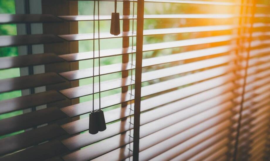 Rolety zewnętrzne – praktyczne zastosowania i wpływ na codzienne życie