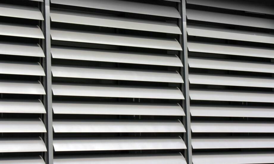 Rolety zewnętrzne – skuteczna ochrona przed upałem, hałasem i włamaniem