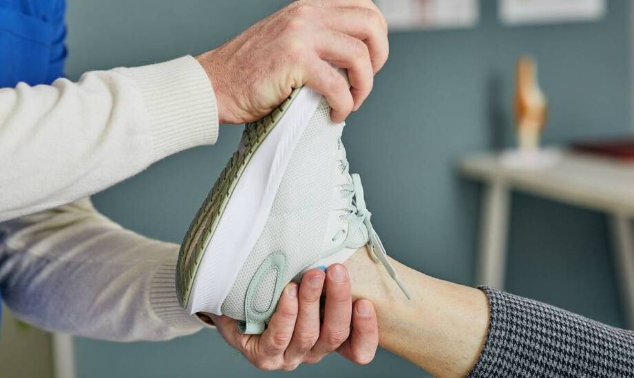 Obuwie medyczne – najważniejsze funkcje, materiały i zastosowania w pracy