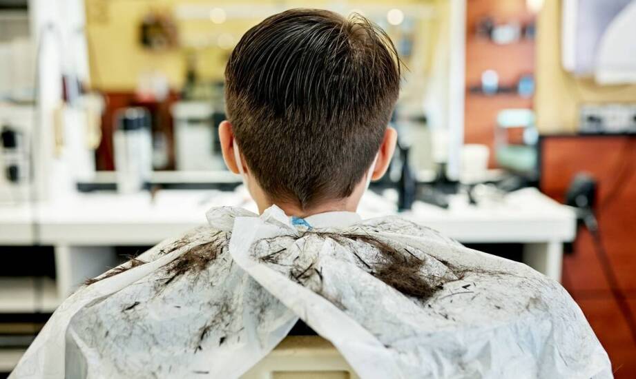 Jednorazowe peleryny fryzjerskie – zastosowanie i funkcje w salonach urody