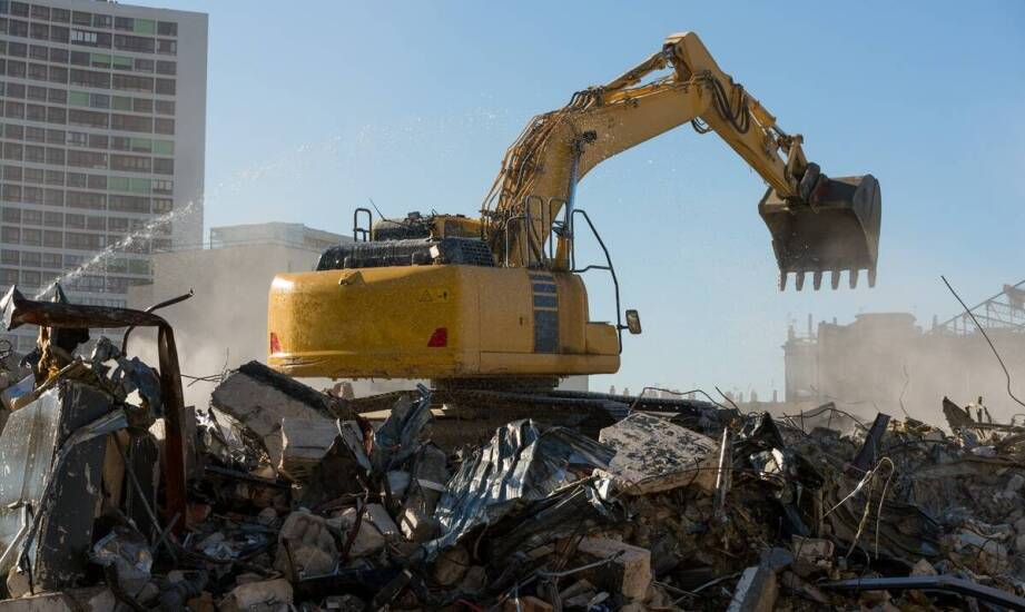 Bezpieczeństwo i kluczowe aspekty podczas wyburzania obiektów budowlanych
