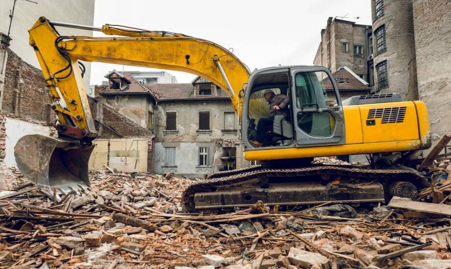 Nowoczesne metody rozbiórki – jak przebiegają prace wyburzeniowe?