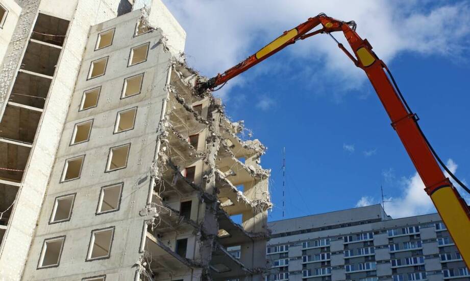 Przebieg prac wyburzeniowych – etapy, techniki oraz zastosowanie rozbiórek