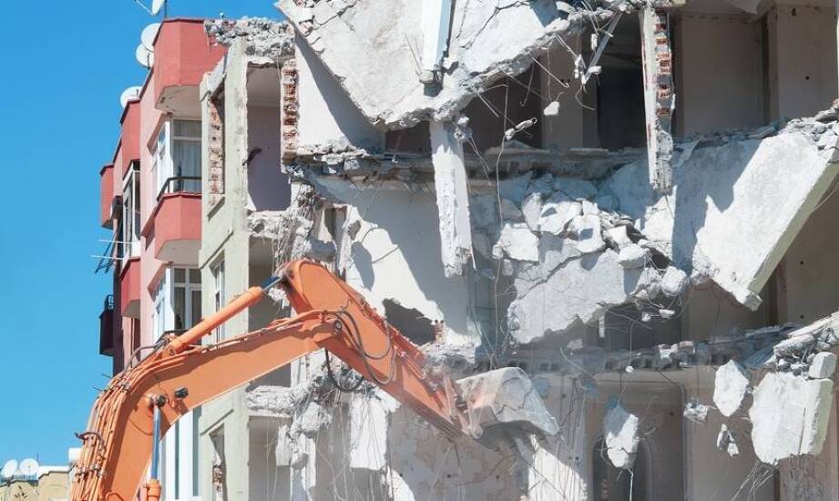 Najczęstsze powody realizacji wyburzeń i rozbiórek budynków w praktyce