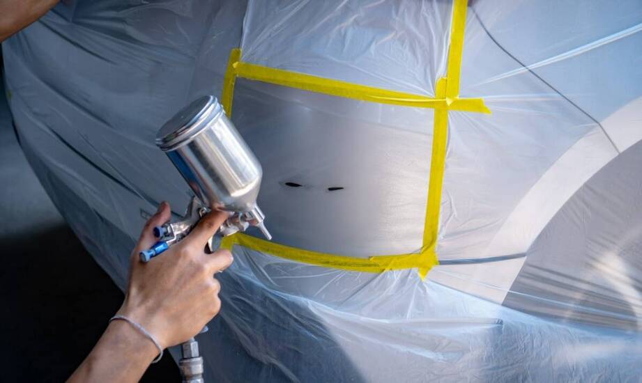 Filtracja powietrza w kabinach lakierniczych – znaczenie filtrów sufitowych