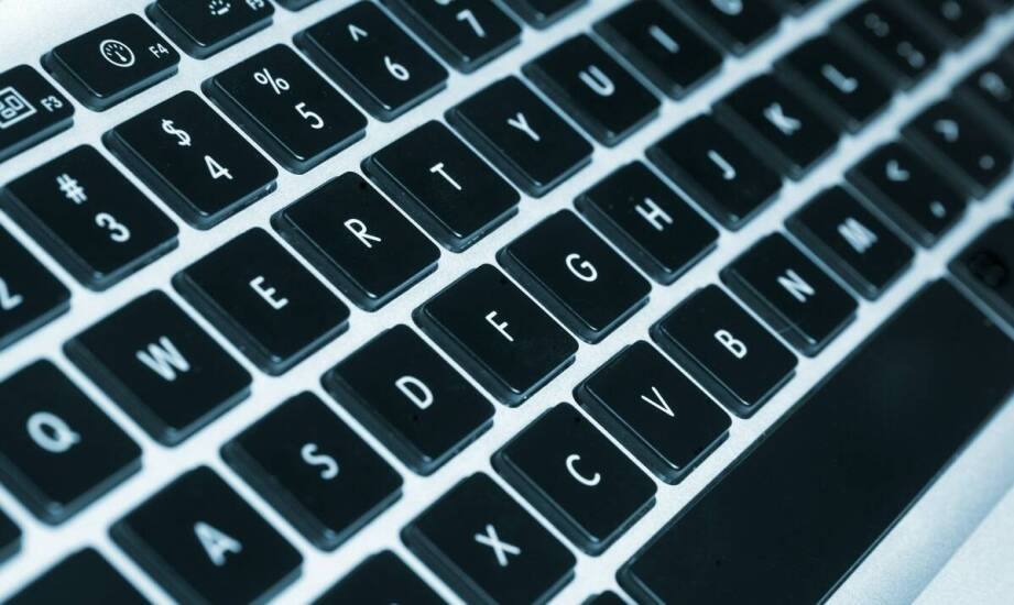 Klawiatury split – co to jest i jakie korzyści oferuje ten typ klawiatur?