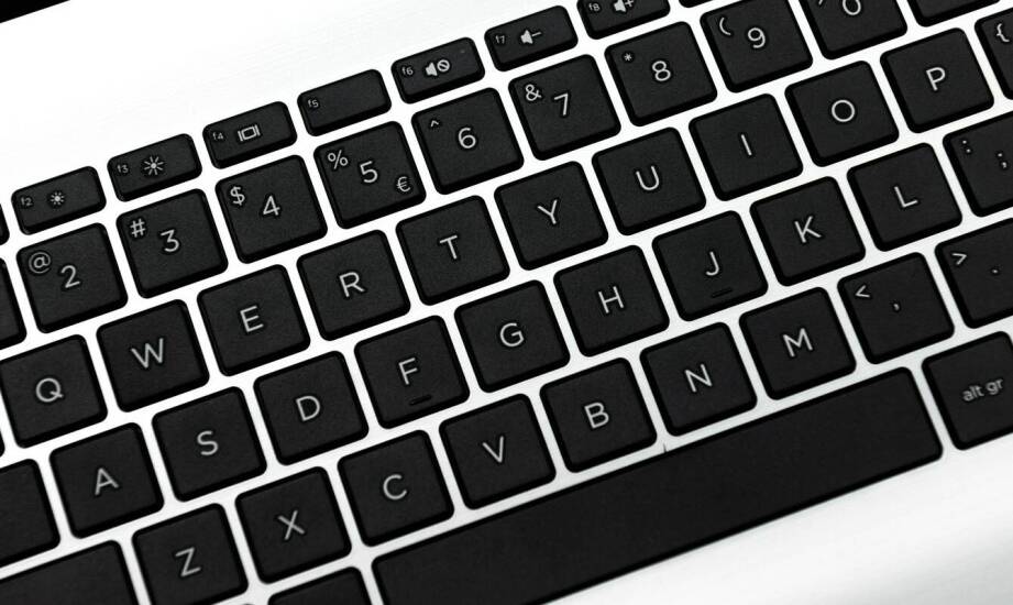 Jak działają klawiatury split i kto najczęściej sięga po ten typ urządzenia?