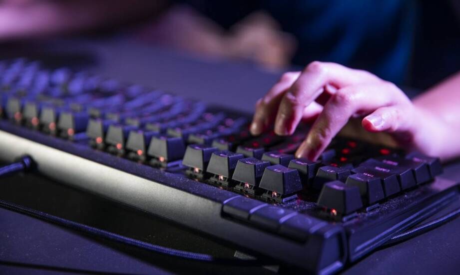 Czym wyróżniają się klawiatury stworzone z myślą o pasjonatach gier?