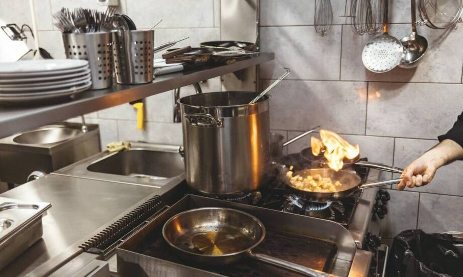 Najważniejsze elementy wyposażenia gastronomii — co powinno się znaleźć w kuchni