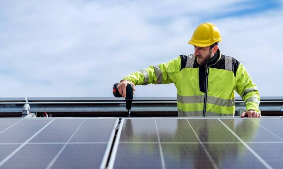 Fotowoltaika – jak przebiega proces sprzedaży i montaż instalacji słonecznych