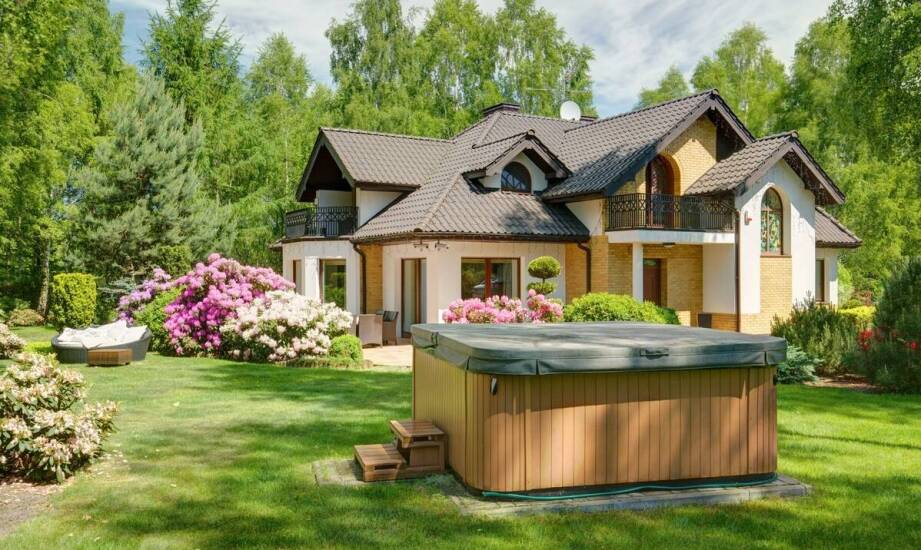 Dom z jacuzzi i strefą relaksu w górach – jak wybrać idealne miejsce na wypoczynek