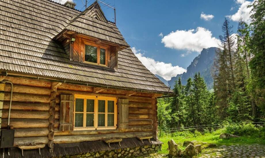 Chatka w górach w Beskidach – pomysły na przytulny wypoczynek blisko natury