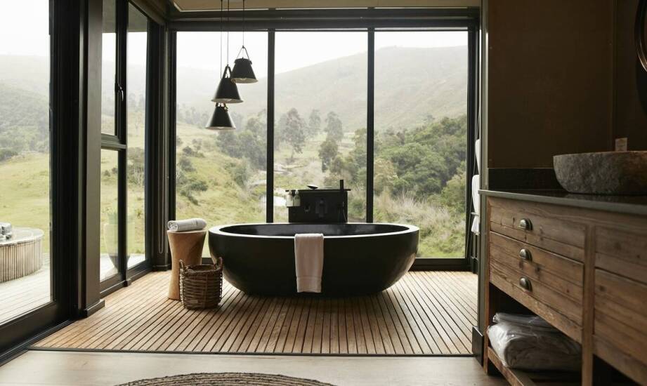 Jak zaaranżować wnętrze domu w górach z jacuzzi?