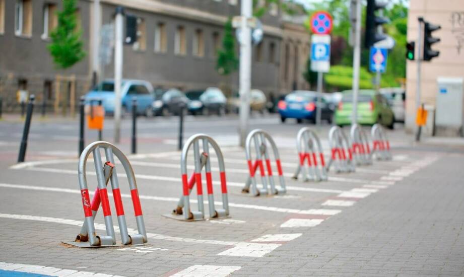 Jak działają blokady parkingowe i kiedy warto je stosować?