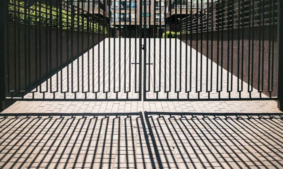 Zastosowanie bramek obrotowych – funkcje, zalety i możliwe obszary użycia