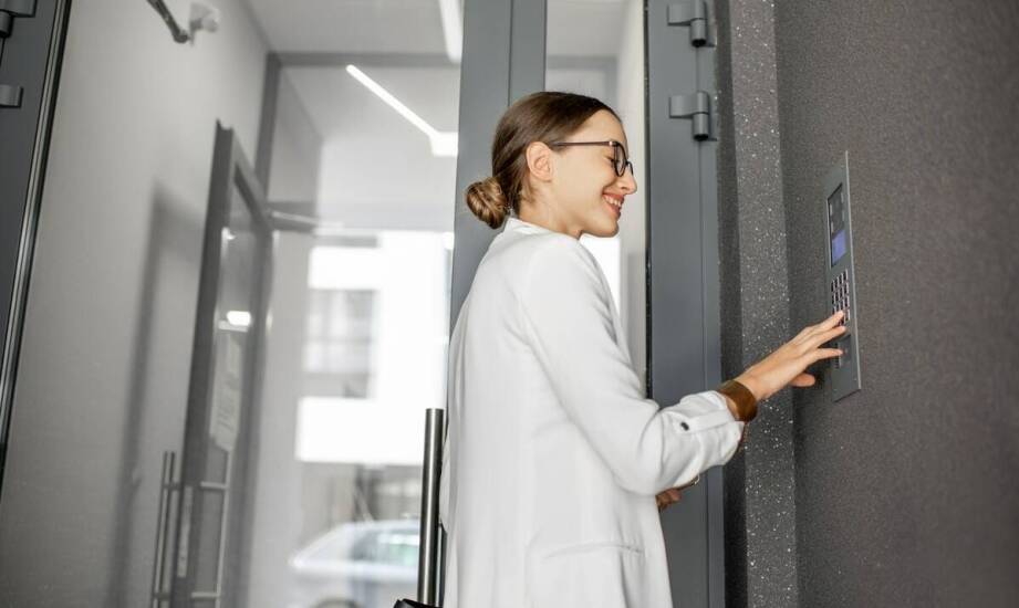 Czym są inteligentne systemy kontroli dostępu i jakie mają zastosowania?