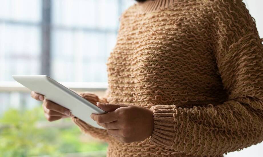 Bluzki damskie z dzianiny – jak powstają ubrania szyte na miarę?