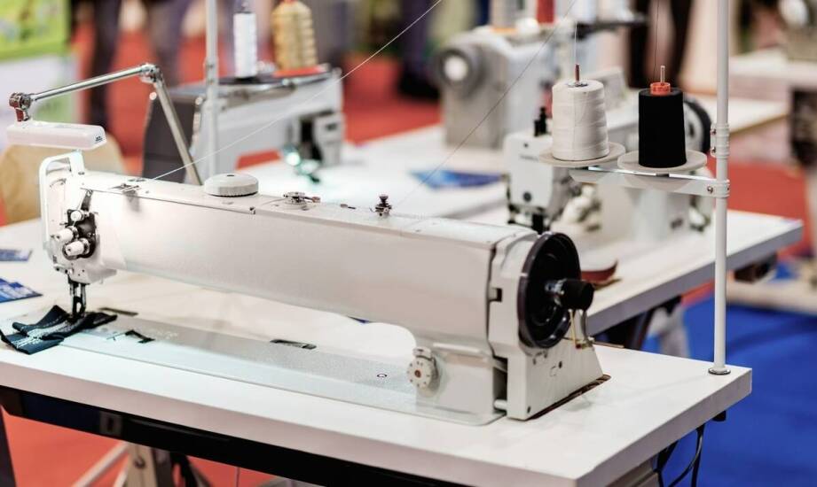 Szycie odzieży damskiej – proces, materiały i trendy w branży szwalniczej